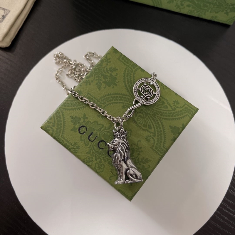 G*u*i necklaces